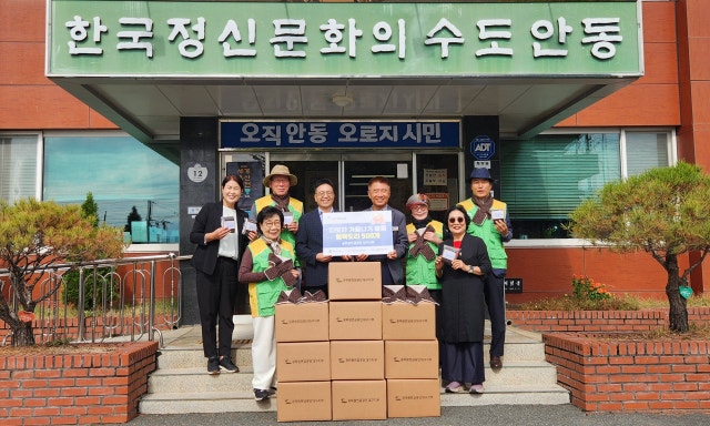 어르신 겨울나기 돕는 정성, 손수 뜬 털목도리 1천 개의 따뜻한 배달