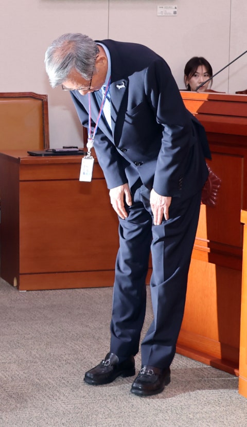 <b>유홍준</b> '<b>셀프 출품</b>' 논란에 여야 한목소리 질타… 野 "역사에 오점, 사퇴...