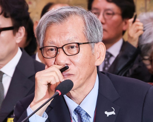 '친일파 글씨 <b>셀프</b> 출품' <b>유홍준</b> 결국 <b>사퇴</b>…李대통령 당일 재가