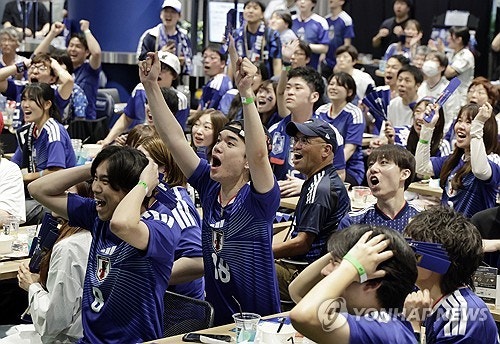 도쿄 한복판에서 터진 함성, 운명의 네덜란드전 지켜보는 일본 축구팬들