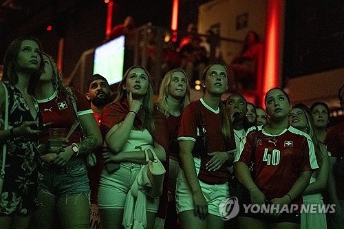 스위스 광장에 모인 축구팬들, 콜롬비아전 앞두고 초긴장 상태
