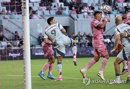 메이저리그 사커에서 만난 수아레스와 레반도프스키의 명품 맞대결