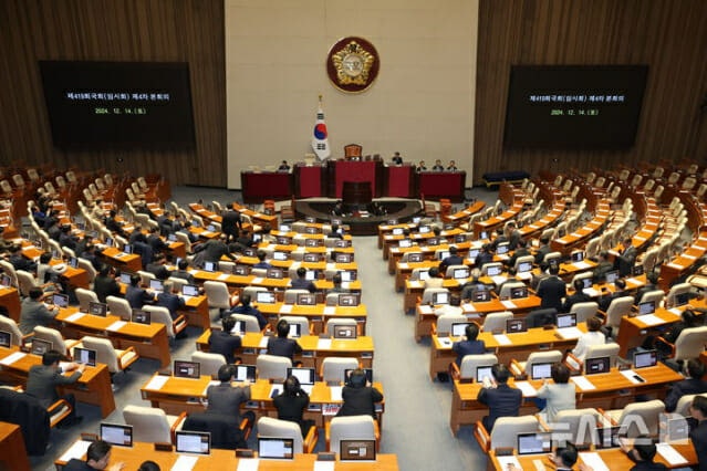 "尹탄핵 표결에 숨죽인 한국"…<b>유튜브</b> 생중계 시청자 70만 넘었다