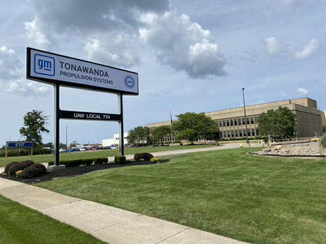 GM, 1.2조원 투자로 신형 가솔린 엔진 생산…전기차 전략에 의문