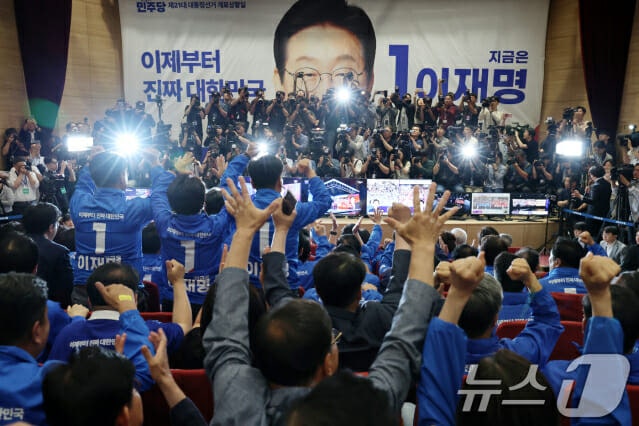 [속보] KBS·MBC·SBS 지상파 3사 "이재명 후보, <b>대통령</b> 당선 확실"