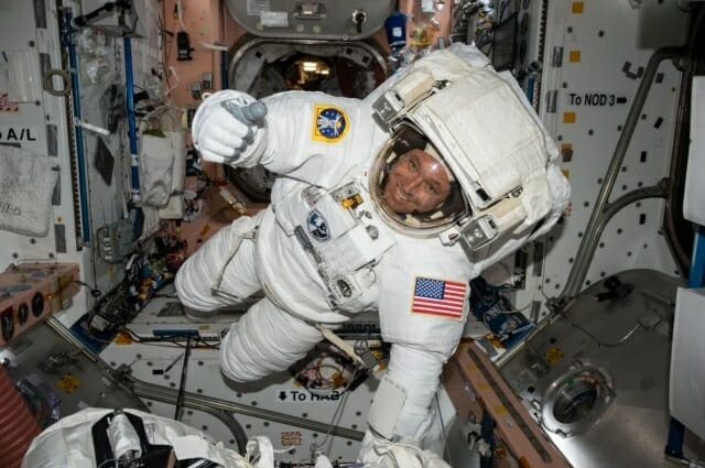 우주복을 착용한 NASA 우주비행사