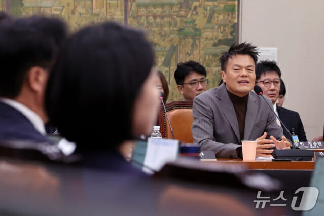 문체위 국감, ‘<b>패노메논</b>’ 상표권 <b>공방</b>...박진영 "잘하려다 의욕 앞서...