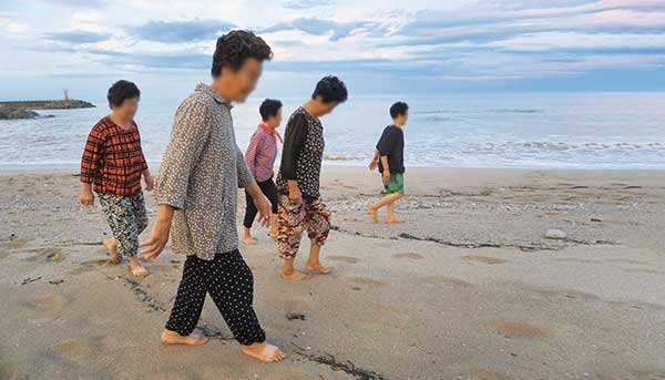 모래사장 맨발걷기가 허리통증이 있는 노인에게 긍정적인 영향을&amp;#160;준 것으로 나타났다. 사진 