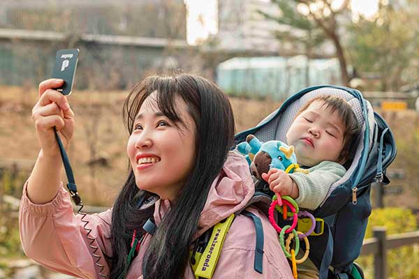 거울은 아기와의 산행에서 필수 준비물이다.가방에 부착된 작은 거울로 수시로 아기의 상태를 확인한다.