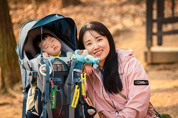 하산길에 서라가 곤히 잠들었다.칭얼거리지도 않고 새근새근 잘 자는 효녀다.