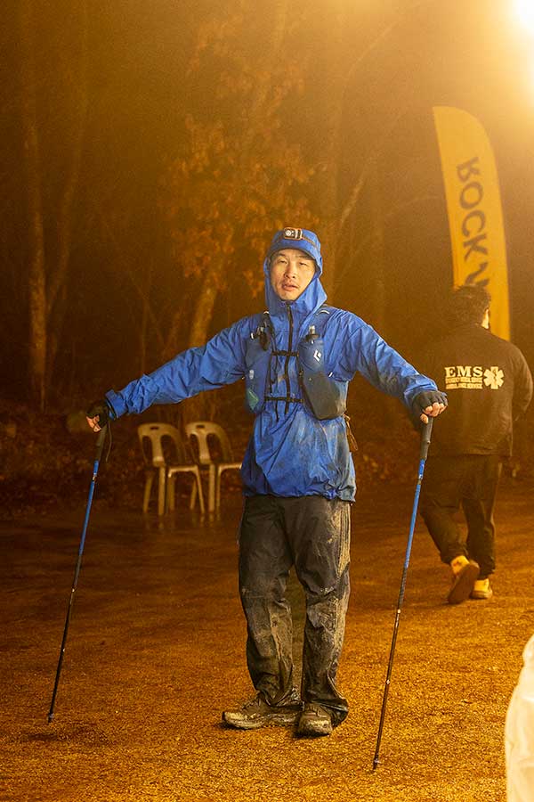 경기 중단 직후 윤성중 기자의 모습.비바람과 사투를 벌인 흔적이 역력하다.