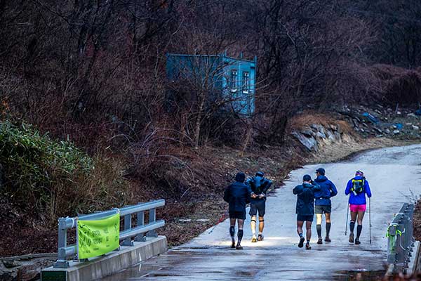 CP6에서 CP7로 출발하는 선수들.여기서 골인지점까지 14km 정도 떨어져 있다. 