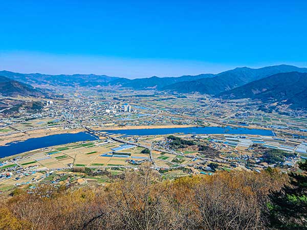 사성암에서 내려다본 섬진강과 구례 들판.