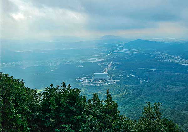나무데크 전망대에 서면 독립기념관이 한눈에 담기고, 멀리 어사 박문수가 묻혔다는 은석산이 조망된다.