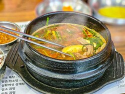 염소탕 뚝배기.