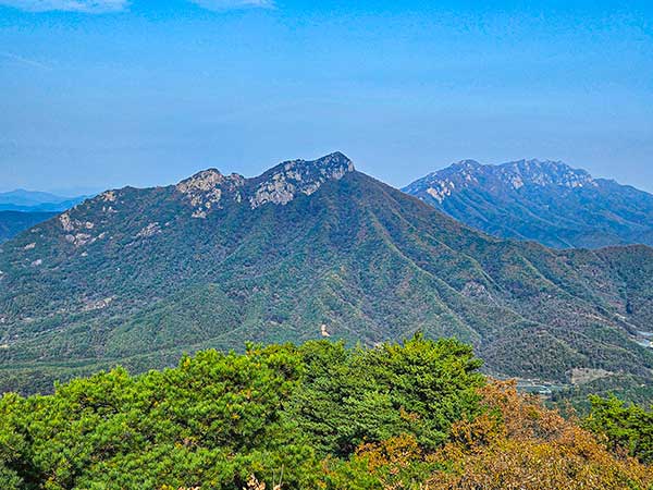 오르다가 뒤돌아본 천등산과 대둔산의 모습.두 산을 바라보면 오르며 땀 흘린 보상이 충분히 되고도 남는다.