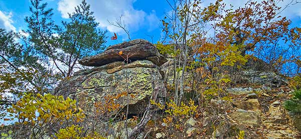 신선풀무대라 불리는 널찍한 바위 암릉 조망 터.