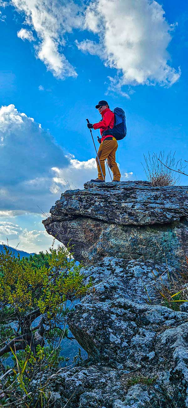 독수리봉을 지나며 독수리 얼굴이 아닐까 상상해 보며 바위 위에 올라 조망을 즐긴다.