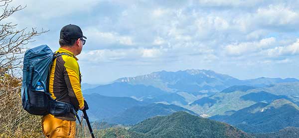 능선에 올라 바라본 대둔산의 산세는 지리산국립공원도 부럽지 않을 정도로 호쾌하다.