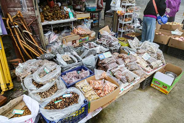 태항산 산간마을 곽량촌의 노점상.여러 물건과 식품을 파는데 대추가 으뜸이다.