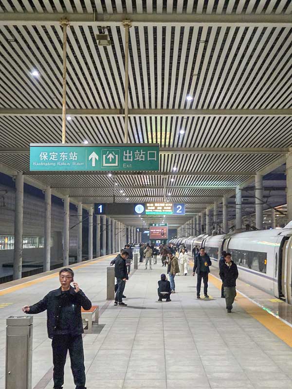 기차를 타고 이동하다보면 담배 피울 시간을 준다.내려서 플랫폼에서 그대로 피운다.그래도 차내 흡연은 금지됐다.