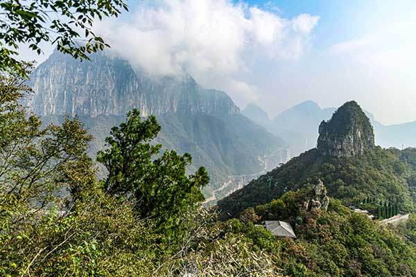 천계산 정상부에 있는 노야정을 오르다가 돌아본 풍경.기암괴봉과 협곡 낭떠러지 위로 이어진 도로가 한눈에 보인다.