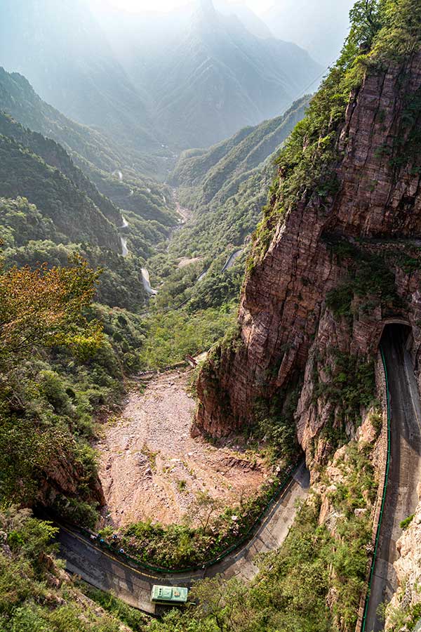 천계산으로 오르는 산간도로.협곡을 뱀처럼 S자로 기어오른다.