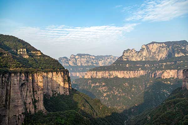 쌍불와태항.가슴에 손을 모으고 누워 있는 모습이다.