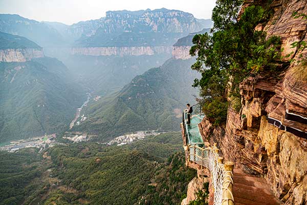 유리잔도.발 아래가 허공이라 아찔하다.