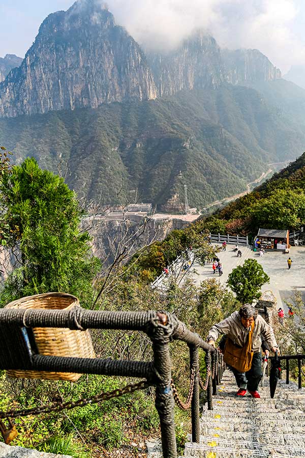 노야정은 정상에서 소원을 빌려고 남녀노소 줄지어 오르는 명소다.