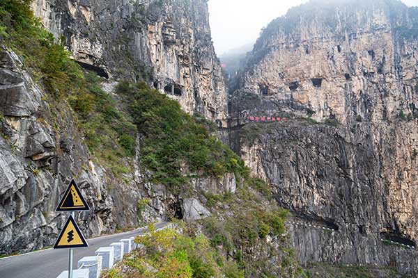 절벽을 S자로 파고 내려오는 비나리길.30년이나 터널을 판 끈질긴 인내심에 감탄할 수밖에 없다.