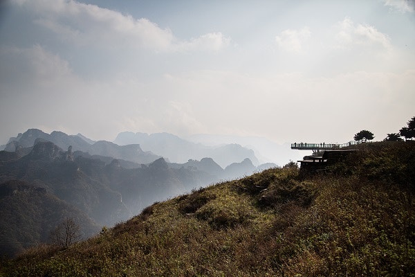 왕망령 유리전망대와 암봉 능선 전경.