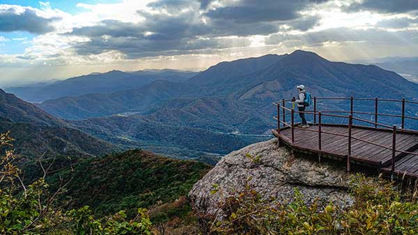 갓바위 조망대,멀리 보이는 방장산 따라 영산기맥으로 이어진다.