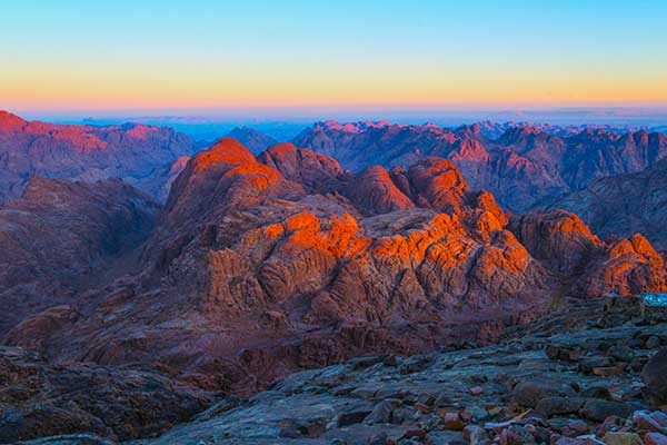 시나이산 정상에서 맞은 새벽,첫 빛이 바위를 금빛으로 물들이고 있다.