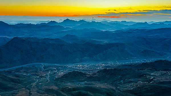 끝없이 이어진 시나이산맥 위로 새벽빛이 번져갔다.