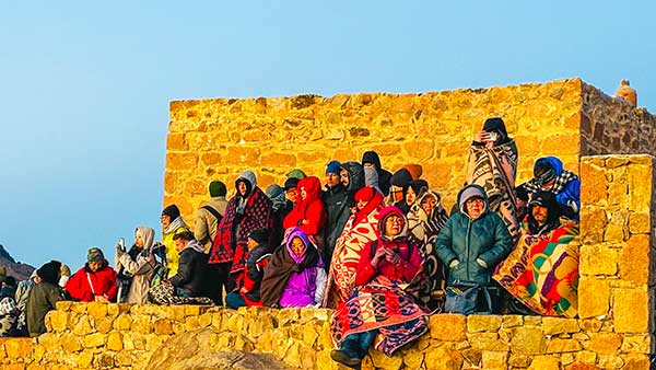 혹독한 추위 속에서도 모두가 한마음으로 떠오를 태양을 기다리고 있다.