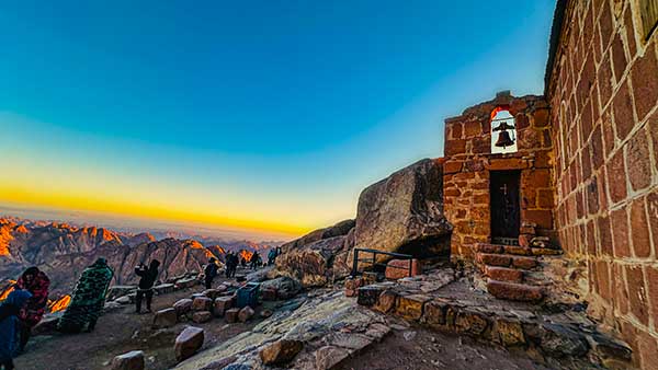 성삼위일체 예배당.작은 종마저 침묵에 잠긴 경건한 시간이다.