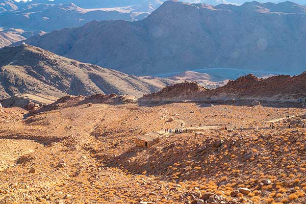 일출을 맞이한 뒤,순례자들의 발걸음은 끝없이 펼쳐진 황야로 조용히 이어진다.