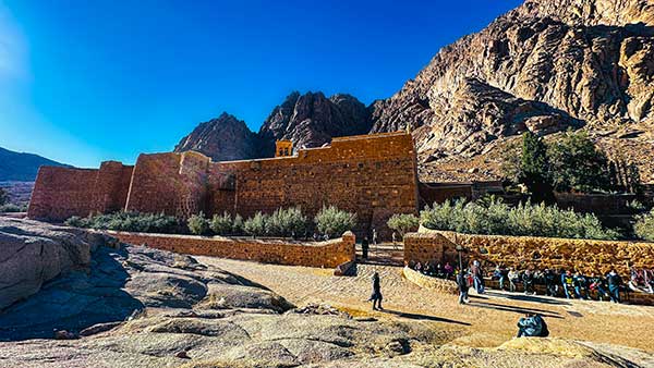 1,500년의 시간이 돌담에 켜켜이 스며 있는 성 카타리나수도원의 아침 전경.