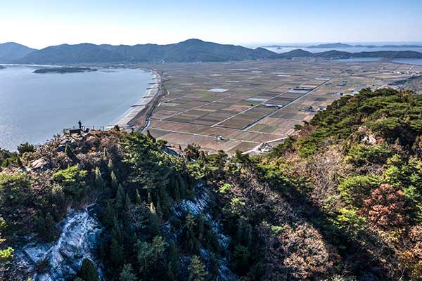 상주산 주능선 너머로 펼쳐진 송가평야.병풍을 이룬 검은 능선이 해명산에서 상봉산으로 이어진 능선이다.낙가산은 하나의 봉우리라기보다 보문사에서 부르던 해명산~상봉산 전체를 뜻하는 옛 이름이다. 