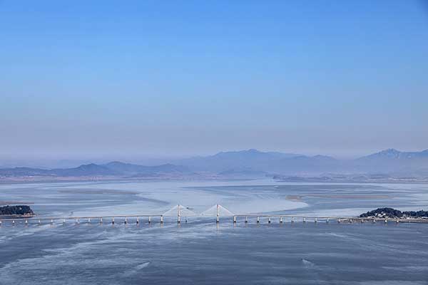 정상에서 본 교동대교와 북한 연안군.옅은 능선은 북한땅이다.