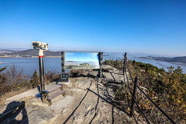 정상에는 경치 해설판,망원경이 있어 오래 머물러도 지루하지 않다.