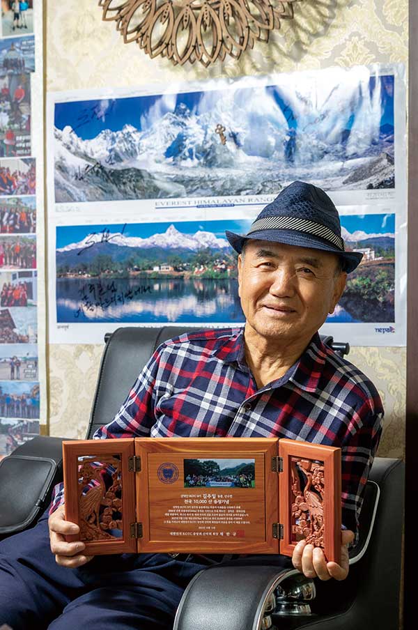 강원도 삼척 덕골산을 종지부로 아리솔마운틴클럽산악회에서 1만 봉 등정 첫 기념패를 증정받았다.이를 시작으로 강송산악회,송문산악회,ROTC 중앙산악회 (사)대한민국 포병연합,ROTC 포병산악회,만산회 등 여러