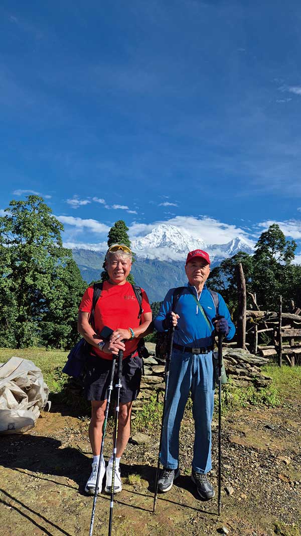 지난 9월,엄홍길 대장과 함께한 네팔 마차푸차레(6,993m) 산행.김주일 박사는 최근 엄홍길 기념 전시관 축하행사에 참가한 후 엄대장과 함께 거류산을 등산하기도 했다.전시관은 엄 대장의 고향인 경남 고성 거류