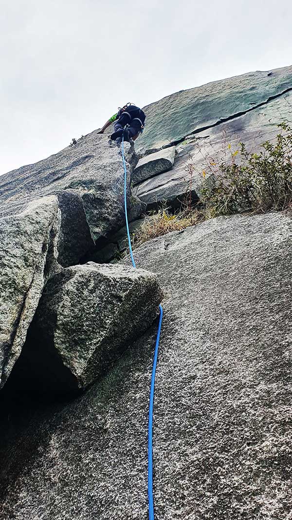 지난 10월 도봉산 선인봉 박쥐길을 등반하고 있는 조씨.사진 박경식.