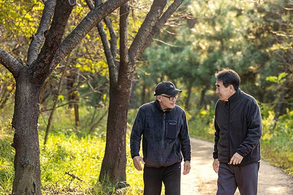 팔순 기념 등반에 동행했던 요델산악회 박경식씨와 조씨.