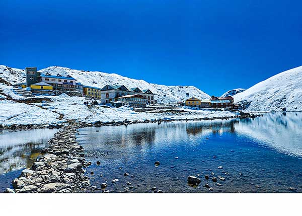 고쿄 호수 주변의 로지Lodge.