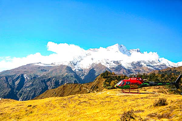 세계에서 가장 높은 호텔 에베레스트뷰(3,880m)에 착륙한 헬리콥터