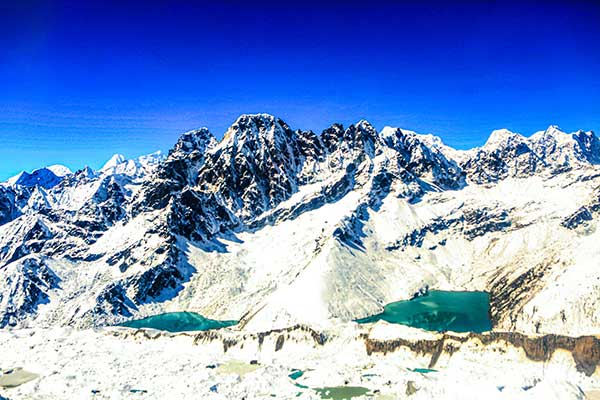 2개의 작은 고쿄 빙하 호수.