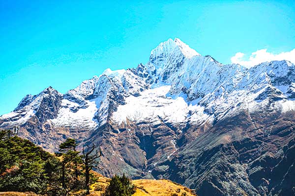 지구온난화로 설산이 흙산으로 바뀌고 있다.